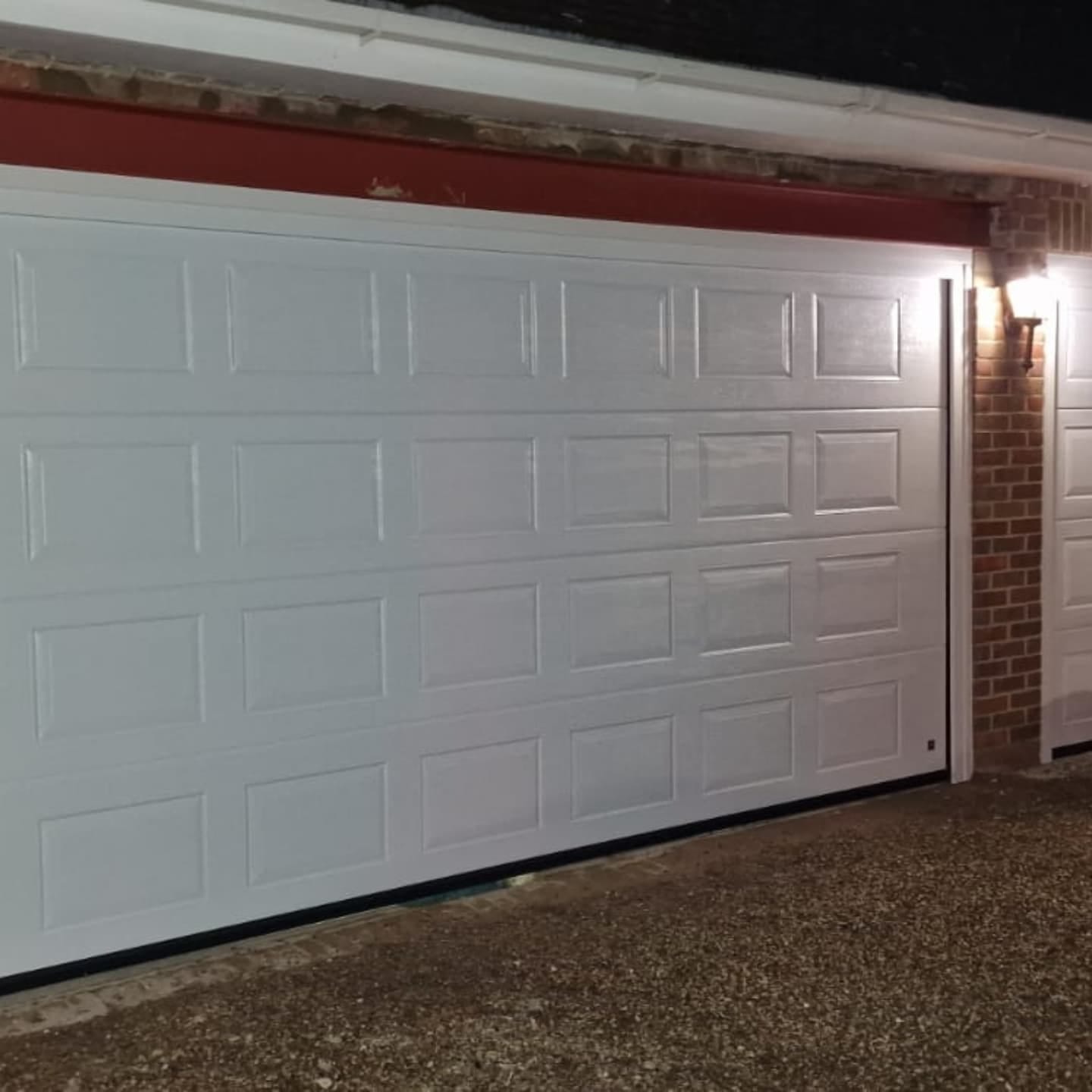 Почему подъёмные ворота стали стандартом для гаража